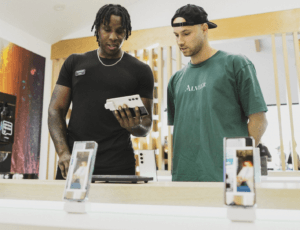 Samsung 들고 있는 두 남자